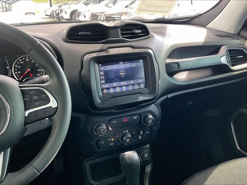 Used 2018 Jeep Renegade Latitude w/ Popular Equipment Group FWD image 7
