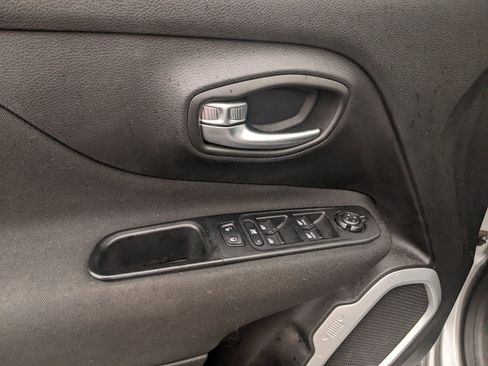 Used 2018 Jeep Renegade Latitude image 15