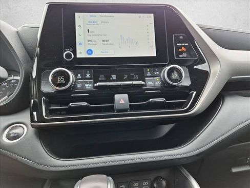 Used 2025 Toyota Highlander LE FWD image 14