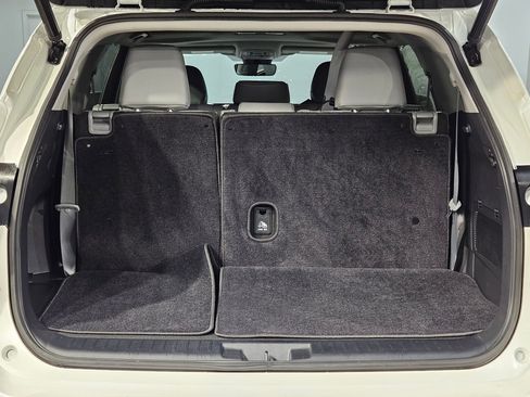 Used 2021 Toyota Highlander XLE image 18