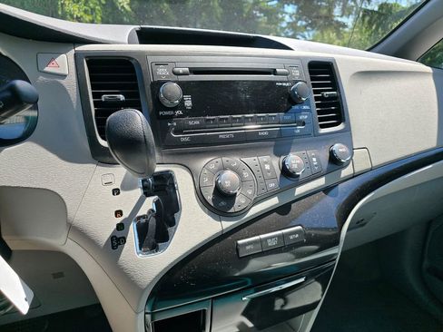 Used 2011 Toyota Sienna LE w/ Towing Pkg FWD image 20