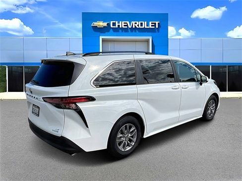 Used 2022 Toyota Sienna LE w/ LE Plus Package image 3