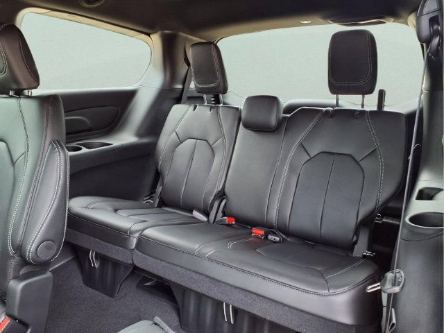 New 2027 Chrysler Pacifica Select FWD image 21