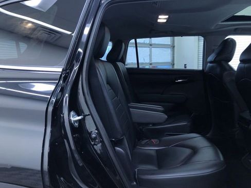 Used 2022 Toyota Highlander XLE image 21