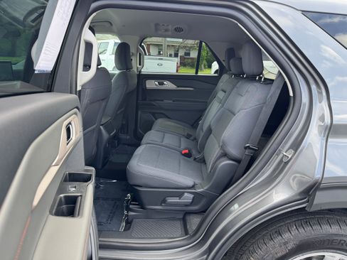 Used 2025 Ford Explorer Active AWD/4WD image 12