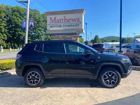 Used 2024 Jeep Compass Trailhawk AWD/4WD image 4