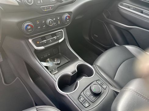 Used 2022 GMC Terrain SLT w/ Infotainment Package II image 36