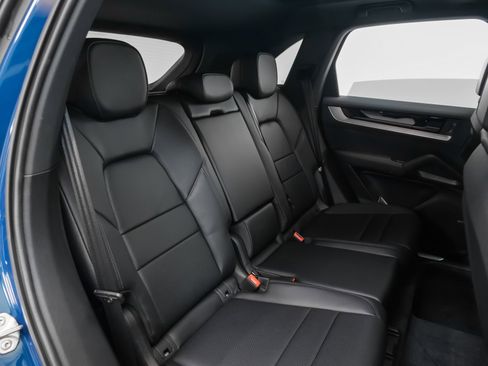 Used 2024 Porsche Cayenne image 25