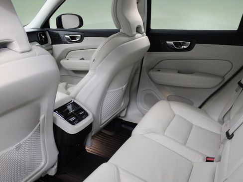 Certified 2023 Volvo XC60 B5 Ultimate w/ Climate Package image 32