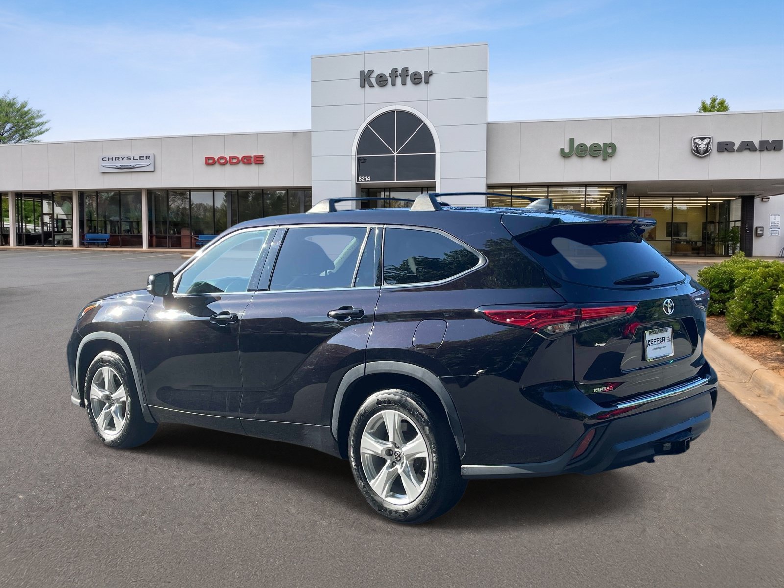Used 2022 Toyota Highlander LE FWD image 4