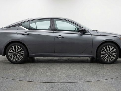 Used 2025 Nissan Altima 2.5 SV FWD image 11
