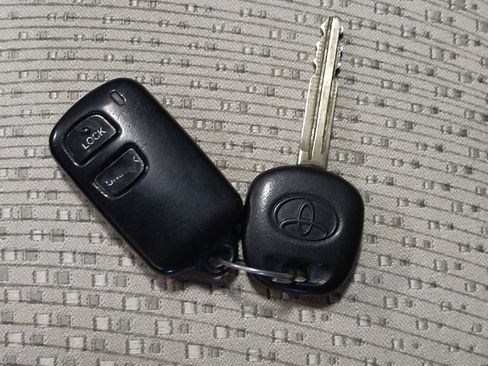 Used 2014 Toyota Camry L image 32