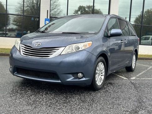 Used 2017 Toyota Sienna XLE image 1