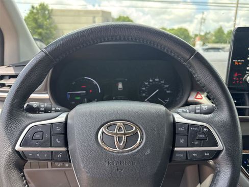 Used 2022 Toyota Sienna XLE FWD image 18