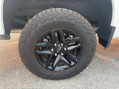 Used 2025 Chevrolet Silverado 1500 Custom Trail Boss w/ Dark Appearance Package image 9