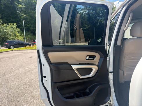 Used 2018 Nissan Titan SV w/ SV Convenience Package AWD/4WD image 12