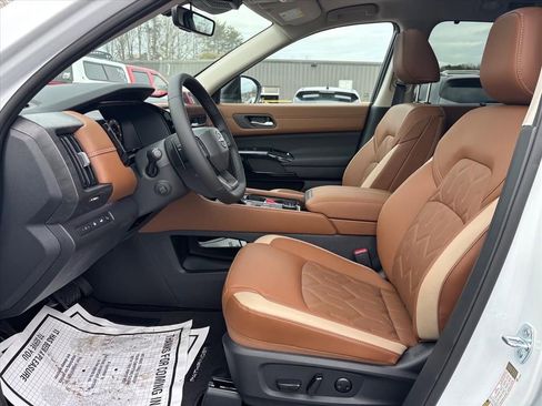 New 2026 Nissan Pathfinder Platinum image 9