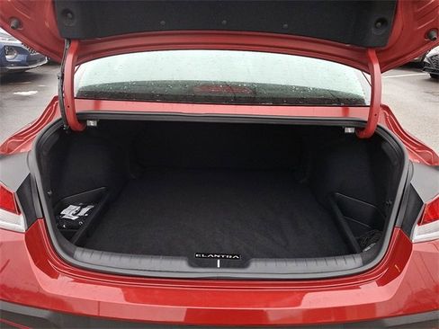 Certified 2025 Hyundai Elantra SE image 28