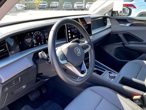 Certified 2025 Volkswagen Tiguan SE image 14