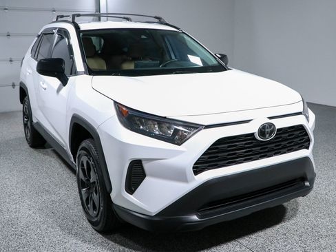 Used 2020 Toyota RAV4 LE FWD image 5