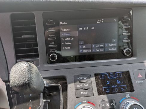 Used 2018 Toyota Sienna L FWD image 17