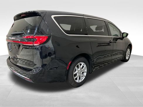 Used 2024 Chrysler Pacifica Touring-L FWD image 5