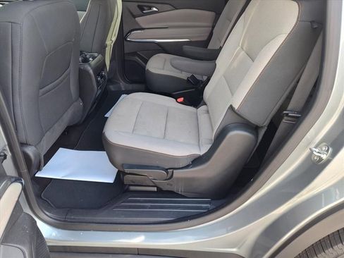 Used 2025 Chevrolet Traverse LT image 10