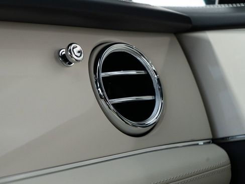 New 2025 Bentley Bentayga V8 image 42