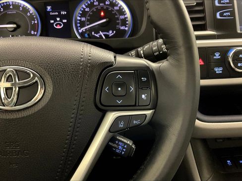 Used 2019 Toyota Highlander XLE AWD/4WD image 12