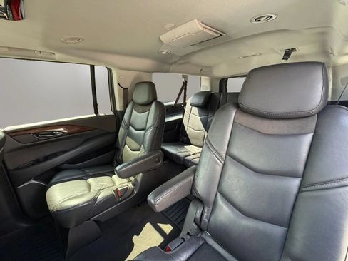 Used 2020 Cadillac Escalade ESV Luxury AWD/4WD image 25