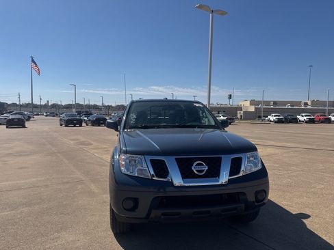 Used 2016 Nissan Frontier SV image 4
