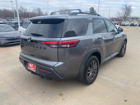 Used 2022 Nissan Pathfinder SV w/ SV Premium Package image 5