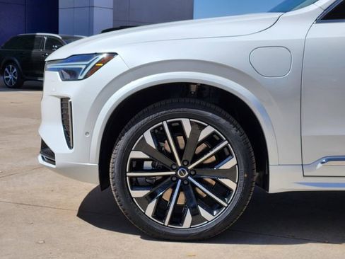 Used 2025 Volvo XC90 T8 Plus w/ Protection Package Premier image 11