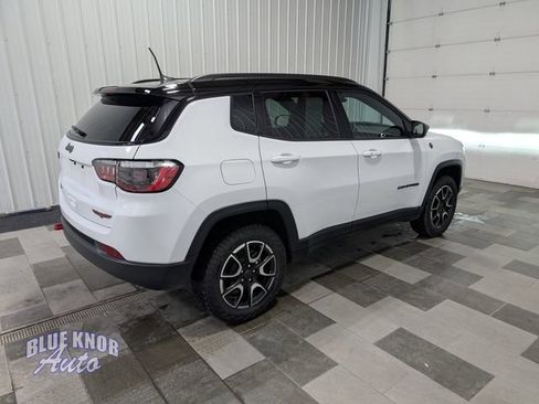 Used 2025 Jeep Compass Trailhawk AWD/4WD image 4