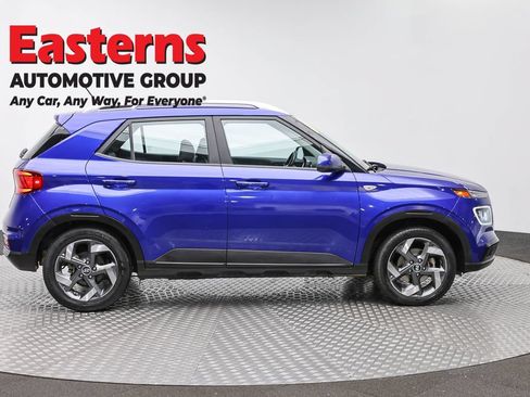 Used 2023 Hyundai Venue Limited w/ Cargo Package FWD image 4
