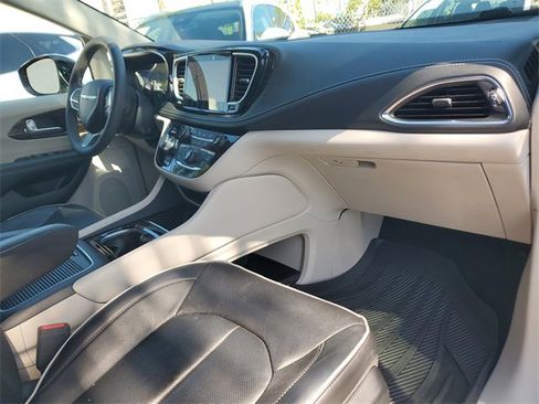 Used 2023 Chrysler Pacifica Limited image 12