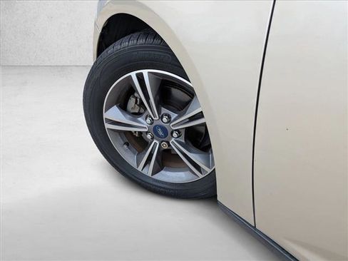 Used 2018 Ford Focus SE w/ SE Appearance Package image 7