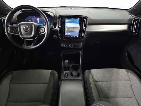 Used 2025 Volvo XC40 B5 Core image 15