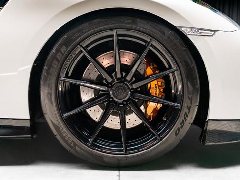 Used 2020 Nissan GT-R Premium image 29