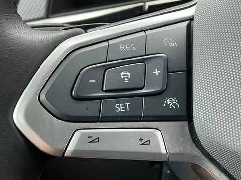 Certified 2025 Volkswagen Atlas Cross Sport SEL R-Line AWD/4WD image 32