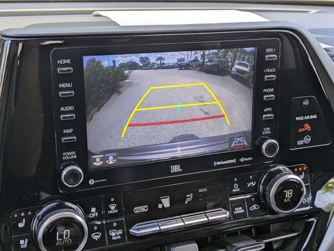 Used 2021 Toyota Highlander Limited FWD image 23