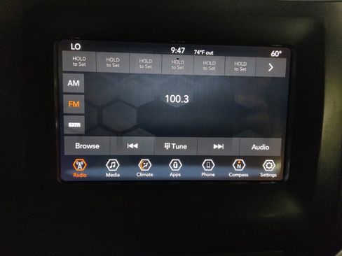 Used 2019 Jeep Cherokee Latitude Plus w/ Comfort/Convenience Group FWD image 25