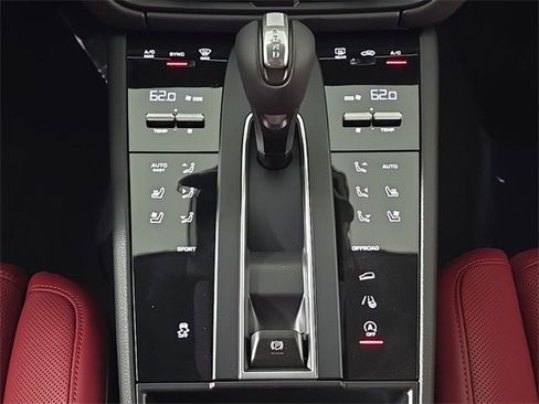 Certified 2025 Porsche Macan image 22