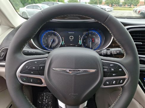 Used 2022 Chrysler Pacifica Limited w/ Uconnect Theater Family Group AWD/4WD image 26