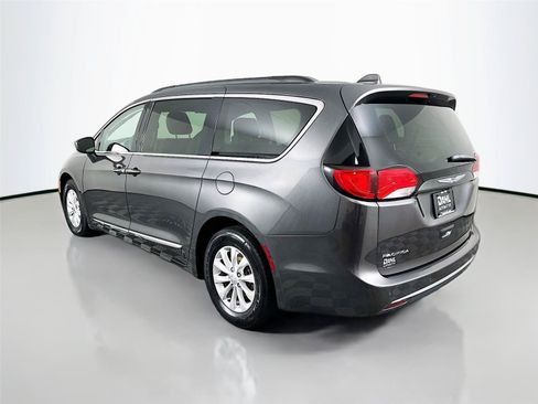 Used 2017 Chrysler Pacifica Touring-L FWD image 10