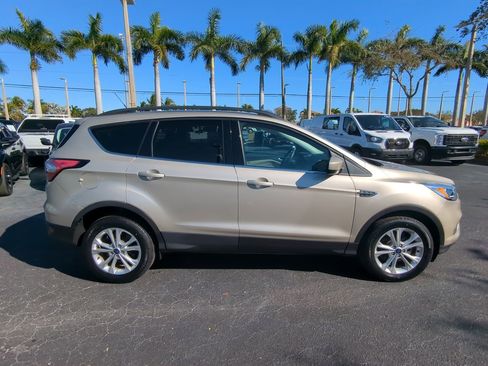 Used 2018 Ford Escape SE w/ SE Sync 3 Package image 3