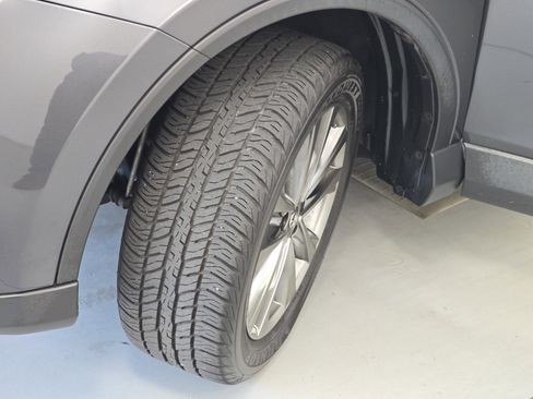 Used 2018 Toyota RAV4 Limited FWD image 32