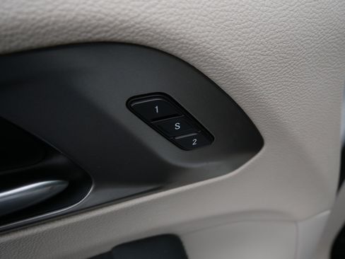 Certified 2023 Chrysler Pacifica Touring-L image 22