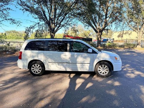 Used 2014 Chrysler Town & Country Touring image 4