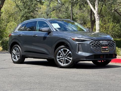 Certified 2025 Audi Q5 Premium w/ Convenience Package AWD/4WD image 2
